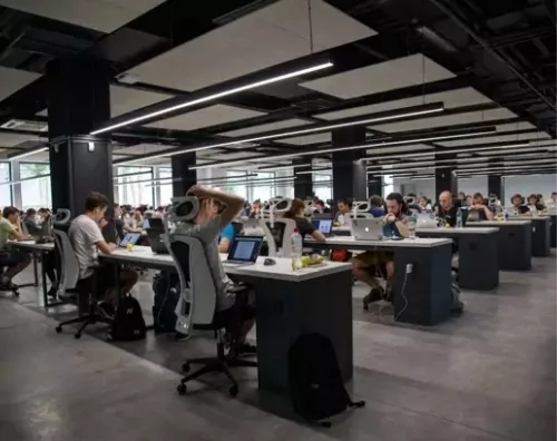 Les organisations peuvent choisir de se doter d’un SOC, tandis que d’autres préfèreront une équipe d’intervention en cas d’incident de sécurité informatique, le CSIRT